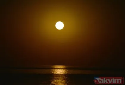 Van Gölü üzerinde yükselen dolunay hayran bıraktı
