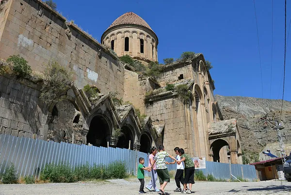 erzurumdaki-tarihi-osvank-kilisesinde-tedirgin-eden-goruntu-1598605194795.jpg Erzurum'daki tarihi Öşvank Kilisesi'nde tedirgin eden görüntü-2