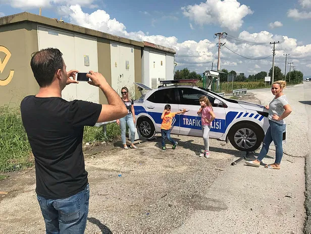"Bu kadarına da pes" dedirtti! Maket polis aracından hırsızlık yaptılar!-1