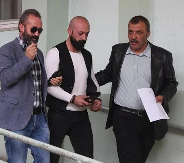 Erzurum'da ayağıyla otomobil kullanıp meyve yiyen Abdulkadir Erdoğan'ın cezası belli oldu-3