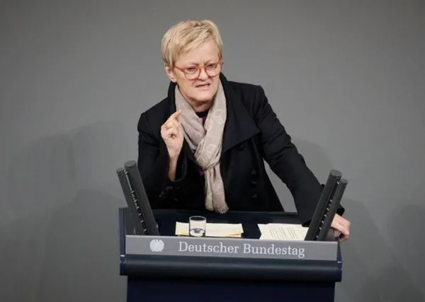 almanyada-ilac-krizi-buyuyor-agri-kesici-bile-bulamiyorlar-1669642424148.jpg Almanya’da kriz üstüne kriz: Kara kış parlamentoda! Eczanelerde ağrı kesici bile yok-3