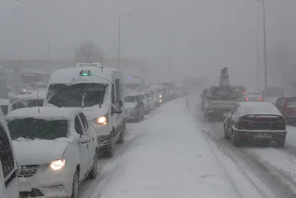 son-dakika-istanbulda-uyari-ustune-uyari-beylikduzu-buyukcelmece-arasi-e-5-trafige-kapandi-yogun-kar-yagisi-ge-1643031158037.jpg Son dakika: İstanbul'da uyarı üstüne uyarı! E-5 trafiğe kapandı! THY açıkladı: Uçuşlar durdu! Otogardan çıkışlar yasak... İşte son durum-11