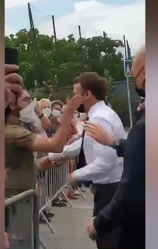 Fransa Cumhurbaşkanı Macron'a şok! Selamlaşmaya gitti tokadı yedi