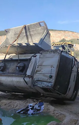 Bursa'da akaryakıt tankeri yan yattı! Binlerce litre motorin yola döküldü