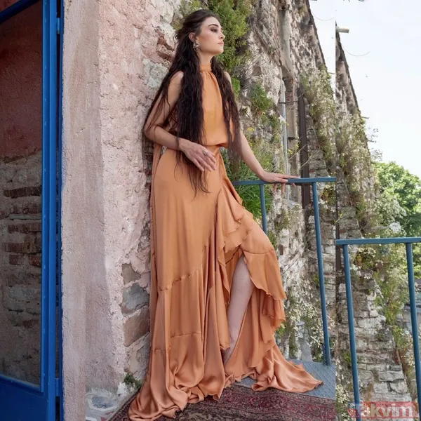 Esra Bilgiç derin sırt dekolteli süper minisiyle paylaştı sosyal medya sallandı! Elbisesi ayrı pozu ayrı olay oldu herkes onu konuştu - 1