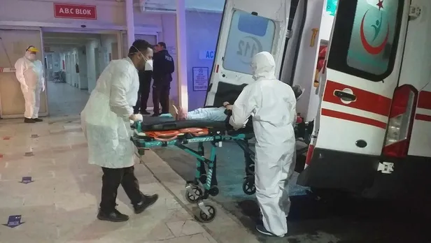 Son dakika: Kovid-19'a yakalanan Türk vatandaşı ve ailesi ambulans uçakla Mısır'dan Türkiye'ye getirildi-1