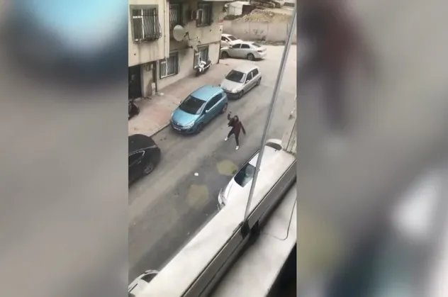 Gaziosmanpaşa'da kabus dolu anlar! Taşı kaptı saldırdı