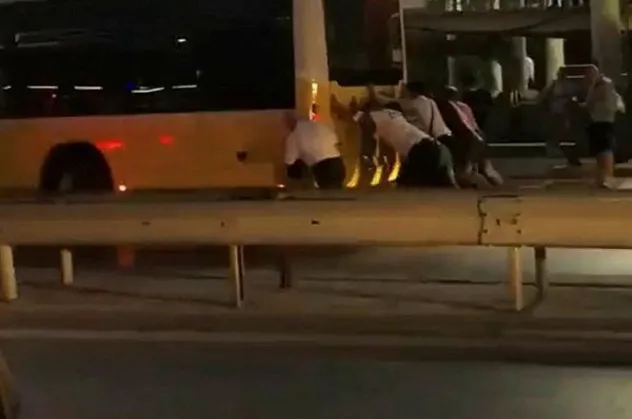 Her gün yolda kalan İETT otobüsleri için CHP'li İBB çözümü yasakta buldu! Şoförleri de tehdit etti: Yapanı işten atarız!