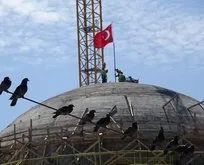 Taksim Camii’ne Türk bayrağı dikildi