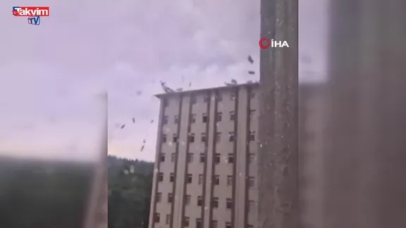 Bursa'da şiddetli fırtına çatıları böyle uçurdu