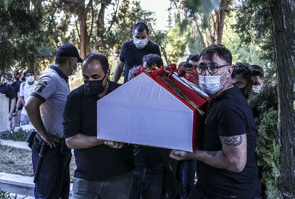 Usta sanatçı Ferhan Şensoy, son yolculuğuna uğurlandı! Kızları Ferhan Müjgan ile Derya'nın gözyaşları sel oldu-2