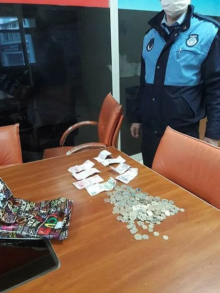 dilencilerden-pes-dedirten-yontem-marketten-gida-aldirip-tekrar-marketlere-sattilar-1619810032707.jpeg Dilencilerden pes dedirten yöntem! Marketten gıda aldırıp, tekrar marketlere sattılar-3