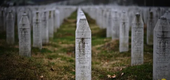 SREBRENİTSA SOYKIRIMININ 136 KURBANI TOPRAĞA VERİLDİ