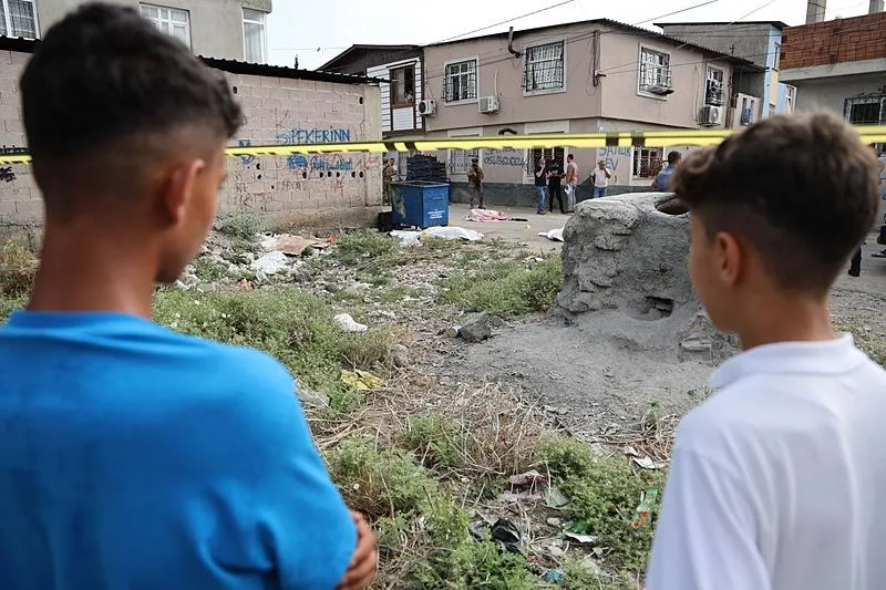 Adana'da sokak ortasında katliam! Bir kişi karısını, kayınpederini, kayınvalidesini ve kayınbiraderini öldürdü: Polis her yerde arıyor-2