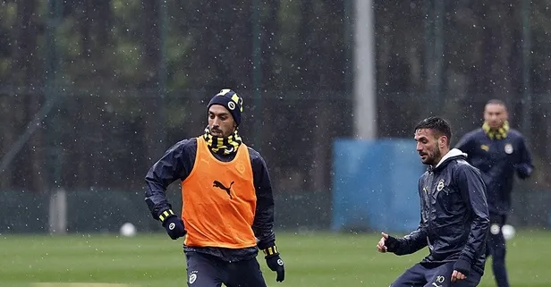 Fenerbahçe’den yağmur altında idman