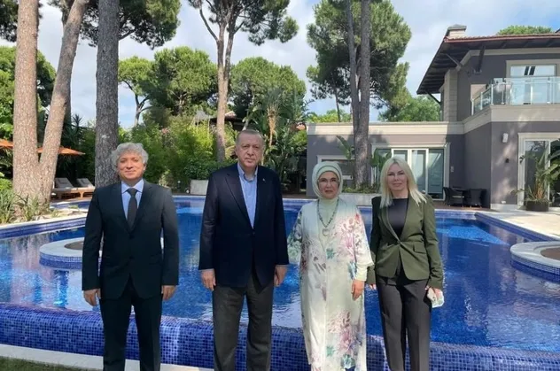Başkan Erdoğan Akdeniz Üniversitesi Rektörü Prof. Dr. Özlenen Özkan ve eşi Ömer Özkan’la bir araya geldi