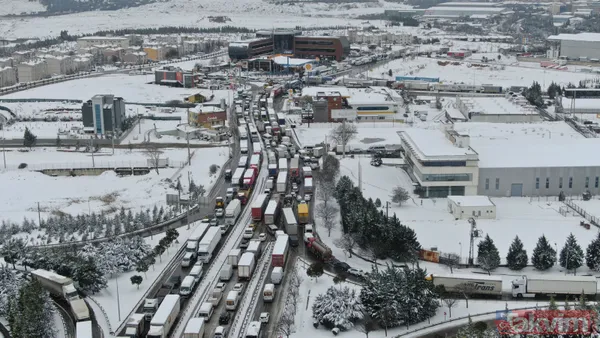 TEM Otoyolu Gebze mevkiinde kar nedeniyle kilometrelerce araç kuyruğu oluştu! Sürücüler zor anlar yaşadı - 11