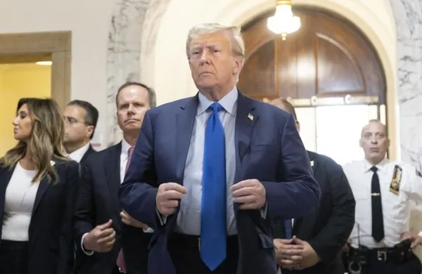 eski-abd-baskani-donald-trumpin-sivil-dolandiricilik-davasi-basladi-mahkeme-oncesi-flas-aciklama-sahtekar-bir-1696261766880.jpeg Eski ABD Başkanı Donald Trump’ın sivil dolandırıcılık davası başladı! Mahkeme öncesi flaş açıklama: "Sahtekar bir yargıcın huzuruna çıkmam gerekiyor"-2