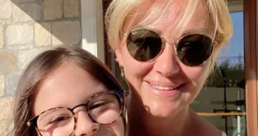 Pınar Altuğ bikinili yakalandı! Teknesinde duş alan Pınar Altuğu görenler Kim der 45 yaşında şeklinde yorum yaptı!