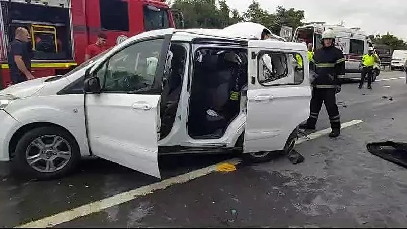 Anadolu Otoyolu'nda feci kaza! Hafif ticari araç ile minibüs çarpıştı: 3 kişi öldü, 3 kişi yaralandı-5