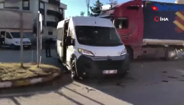 Öğrenci servisi ile tır çarpıştı, 2 kişi yaralandı