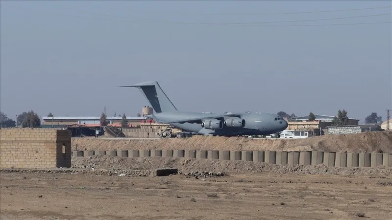 sdg-fiilen-bassiz-kaliyor-abd-suriyedeki-askeri-varligini-tamamen-cekiyor-ypg-tamamen-dagildi-deyip-tarih-verd-1771493644662.jpeg SDG fiilen "başsız" kalıyor! ABD Suriye'deki askeri varlığını tamamen çekiyor | "YPG dağıldı" deyip tarih verdiler-4