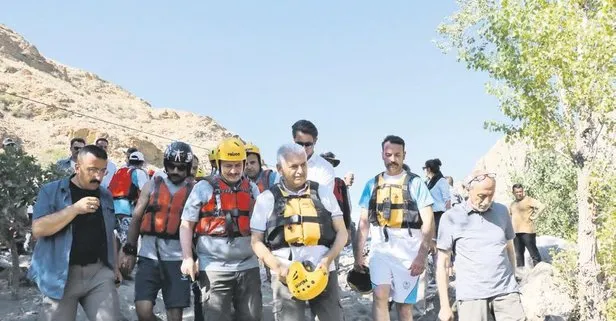 Binali Yıldırım, Erzincan’daki Karasu Nehri’nde rafting yaptı