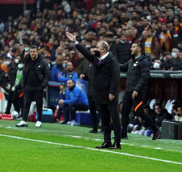galatasarayda-husran-devam-ediyor-giresunspora-evinde-kaybedince-taraftar-stadi-istifa-sesleriyle-yikti-1641674699504.jpeg Galatasaray'da hüsran devam ediyor! Giresunspor'a evinde kaybedince taraftar stadı istifa sesleriyle yıktı-6