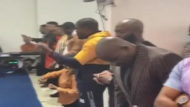 esenyurtta-polisin-parti-var-ihbarina-gittigi-yer-nijeryalilarin-dernegi-cikti-1606644711244.jpg Esenyurt'ta polis 'parti var' ihbarına gitti! Nijeryalıların derneği çıktı...-2