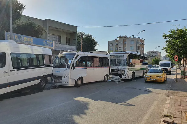 Adana'da 5 araç birbirine girdi! Yaralılar var