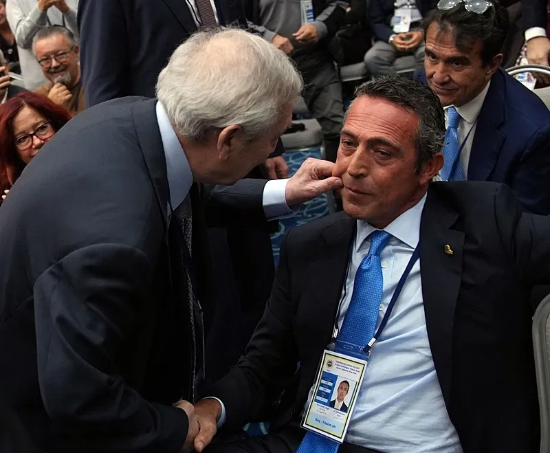 Yıldırım Koç'un yanağından makas aldı (Fotoğraf: İHA)