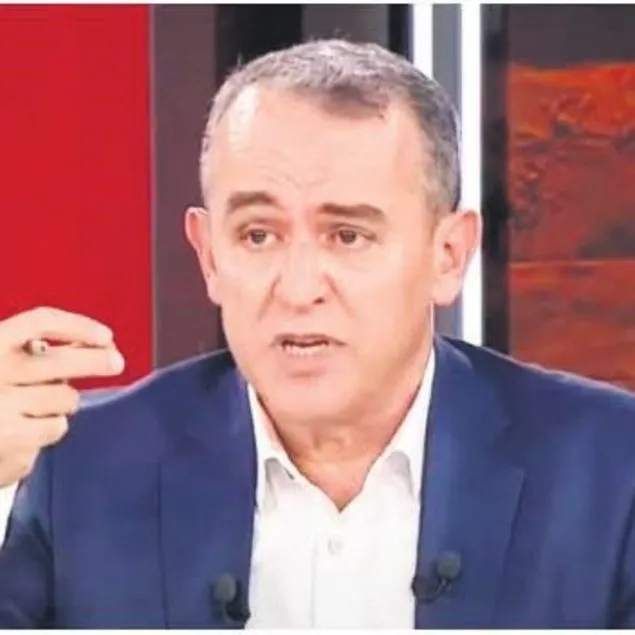 Bıyık altından gülüyor