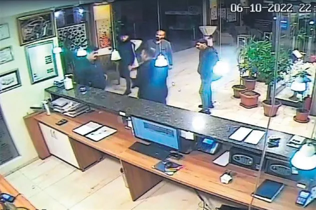 CHP'li Ardahan Belediye Başkanı Faruk Demir vurgunu ifşa eden işadamının kaldığı oteli bastırdı