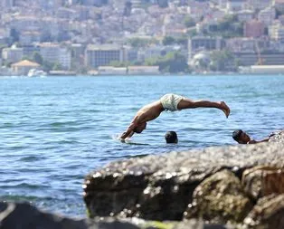 İstanbullular Boğaz’ın sularında serinledi!