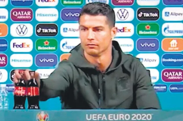 Ronaldo'nun kola şişelerini kenara atması ABD medyasına dert oldu!