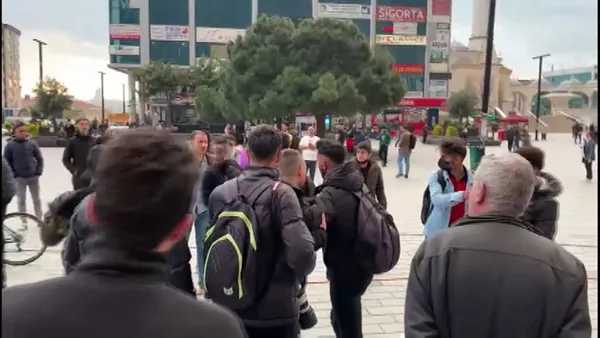 afrika-uyruklu-grup-ile-seyyar-fotografcilar-birbirlerine-girdi-1650180668917.jpg Afrika uyruklu grup ile seyyar fotoğrafçılar birbirlerine girdi!-8