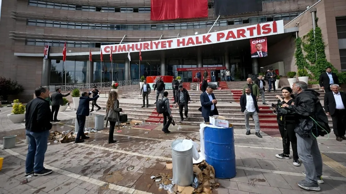 chpden-kopus-icin-iki-partili-senaryo-ozgur-ozel-ve-ekrem-imamoglu-arasinda-yine-kriz-1782458445886.jpeg CHP’den kopuş için iki partili senaryo: Özgür Özel ve Ekrem İmamoğlu arasında yine kriz!-4
