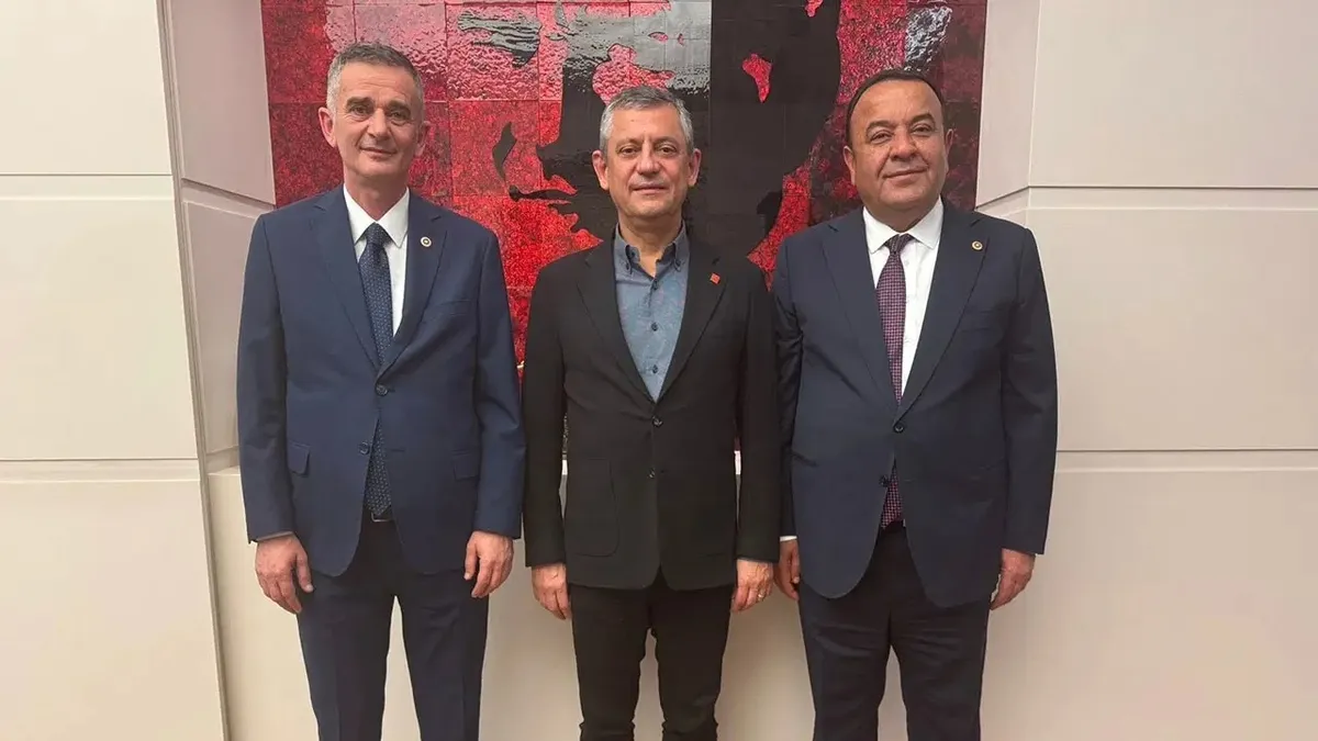 chpyi-parcalama-istifalarina-genel-merkez-ne-diyor-ozgur-ozele-yuruyus-yaniti-yurumekle-yollar-asinmaz-1782291312580.jpeg CHP'yi parçalama istifalarına Genel Merkez ne diyor? Özgür Özel'e "Yürüyüş" yanıtı | “Gelsinler kurultayda yarışalım" çağrısı-7