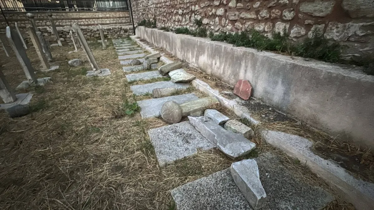 İstanbul'da tarihi mirasa saldırı! Haydarhane Camisi Haziresi'nde 7 mezar taşı tahrip edildi