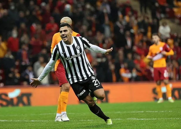 kadikoyde-derbi-gecesi-fenerbahce-ve-besiktas-kozlarini-paylasiyor-1639868595863.jpeg Kadıköy’de derbi gecesi! Fenerbahçe ve Beşiktaş kozlarını paylaşıyor-11