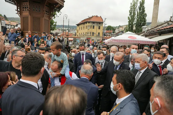 baskan-recep-tayyip-erdogan-bosna-hersekte-sevgi-selinin-ortasinda-kaldi-1630066349649.jpg