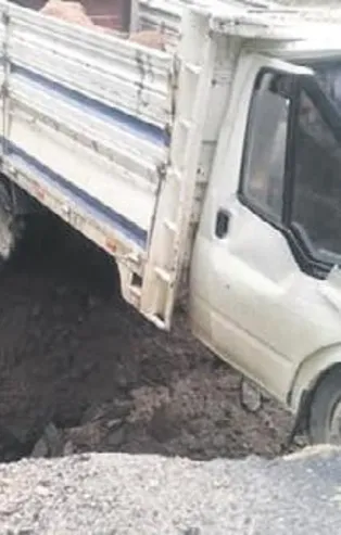 Adana'da yolda asılı kaldı! Hayatı kurtuldu