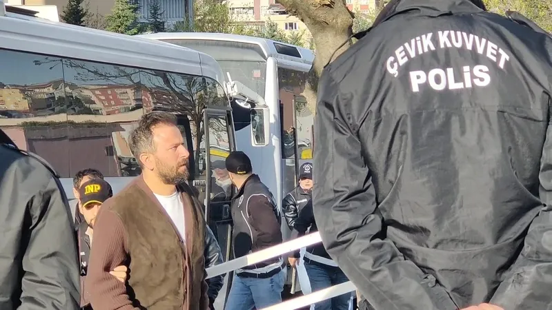 fuhusturucu-mekanlarina-girildi-elif-karaaslan-ve-kismetse-olur-cansel-listede-cem-adrian-ve-ilker-inanogluna-1776071318757.jpeg "Fuhuşturucu" mekanlarına girildi! Elif Karaaslan ve Kısmetse Olur Cansel tutuklandı: Cem Adrian ve İlker İnanoğlu'na yakalama kararı-9