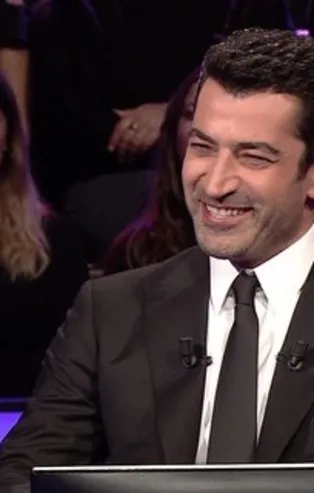 Ay'a ilk ayak basan astronotlar Neil Armstrong ve Buzz Aldrin kimin anısına o kişiye ait bir madalyayı Ay'da bırakmıştır?