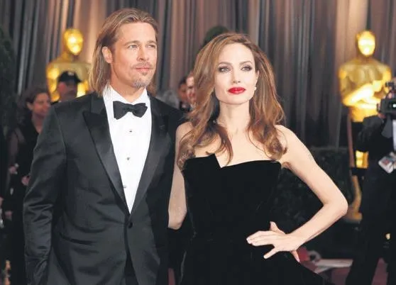 semiramis-pekkan-kopegi-icin-kesenin-agzini-acti-tinaya-13-bin-tllik-kolye-takti-saklambac-haberleri-1661893767846.jpeg Semiramis Pekkan köpeği için kesenin ağzını açtı! Tina'ya 13 bin TL'lik kolye taktı |Saklambaç haberleri-7