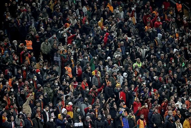 galatasaray-taraftari-isyan-bayragini-cekti-sabrimiz-tasiyor-adam-gibi-oynayin-1642703669300.jpeg Galatasaray taraftarı isyan bayrağını çekti: "Sabrımız taşıyor, adam gibi oynayın"-2