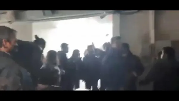 ulasima-zam-istanbulda-protesto-ediliyor-kadikoy-uzuncayir-metro-istasyonunda-istanbulkart-basmadan-turnikeden-1649321240900.jpg İBB'nin yüzde 40'lık ulaşım zammına tepkiler çığ gibi! İBB binasının önünde protesto: Ulaşım haktır satılamaz-6