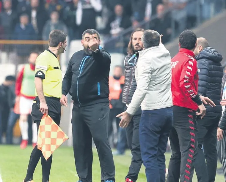 İstanbul hocayı bozmuş bir daha elini öpmem