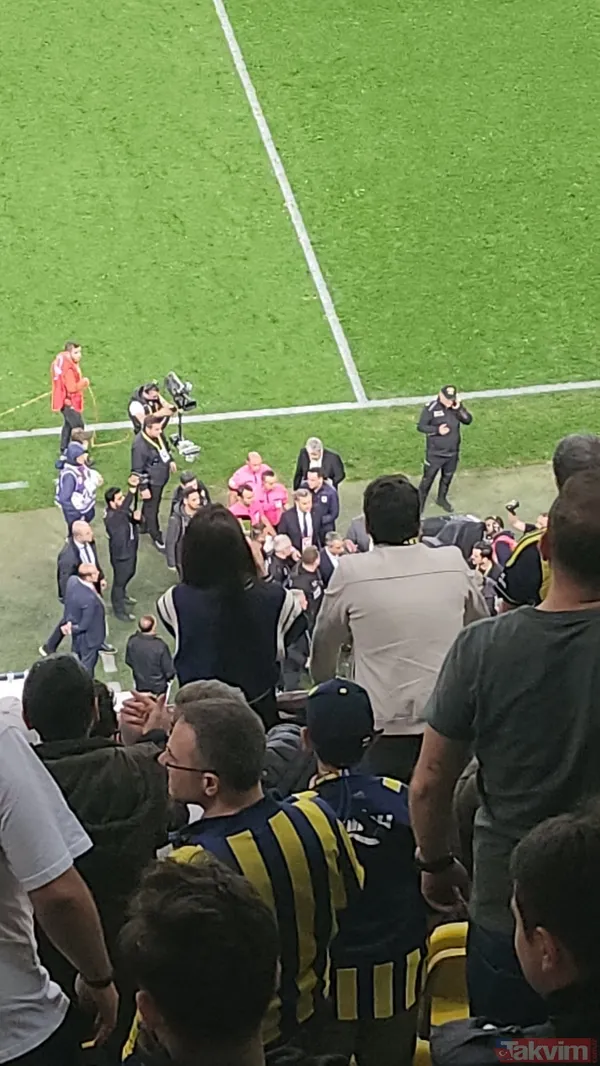 ÖZEL | Fenerbahçe yöneticileri sahaya indi! Hakeme büyük tepki - 5