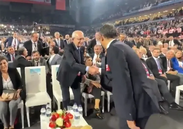 selvi-kilicdaroglu-sinirlendi-chp-38-olagan-kurultayinda-ozgur-ozele-sert-tepki-bagirmaniz-hos-degil-1699136006905.jpeg